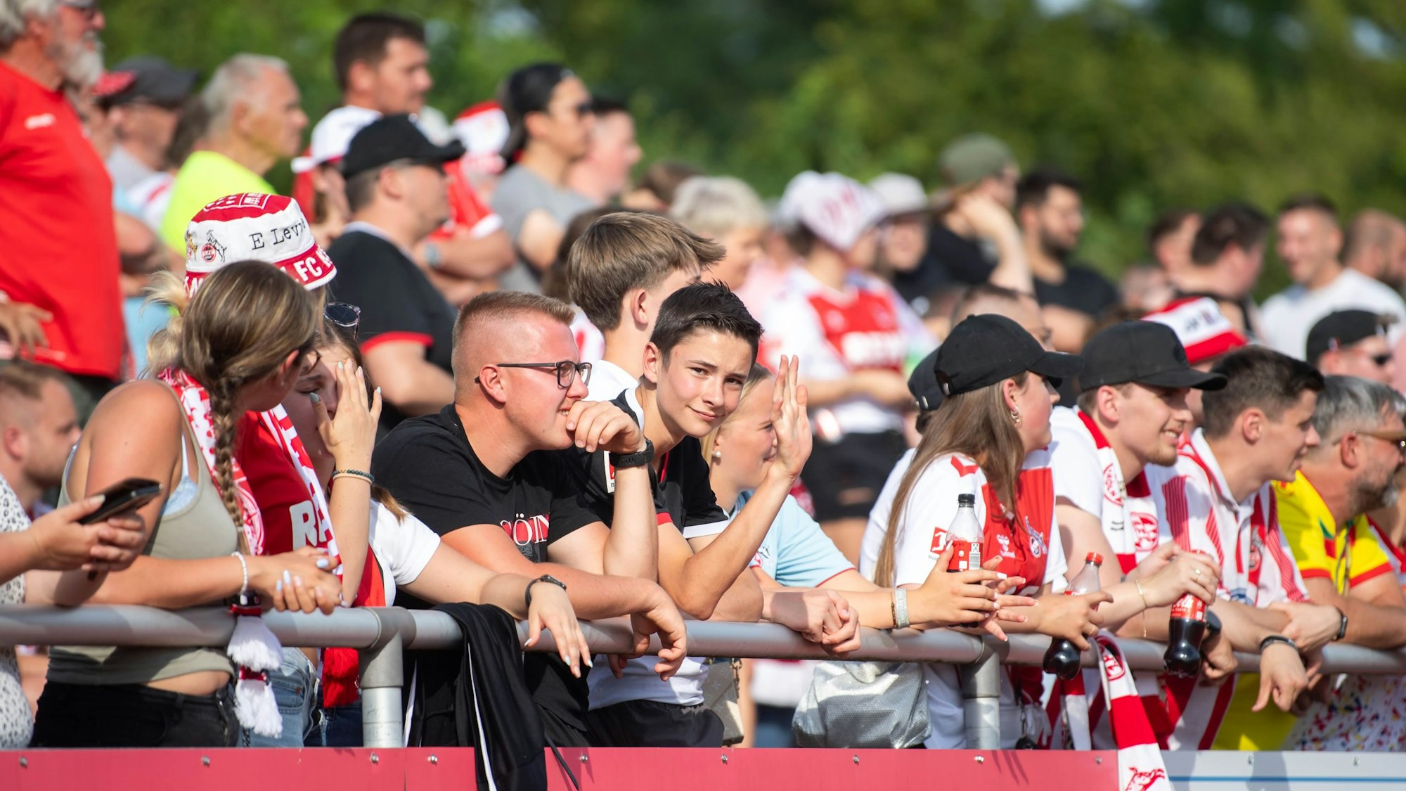 Dicht gedrängt verfolgen die Zuschauer am Spielfeldrand das Geschehen auf dem Spielfeld.