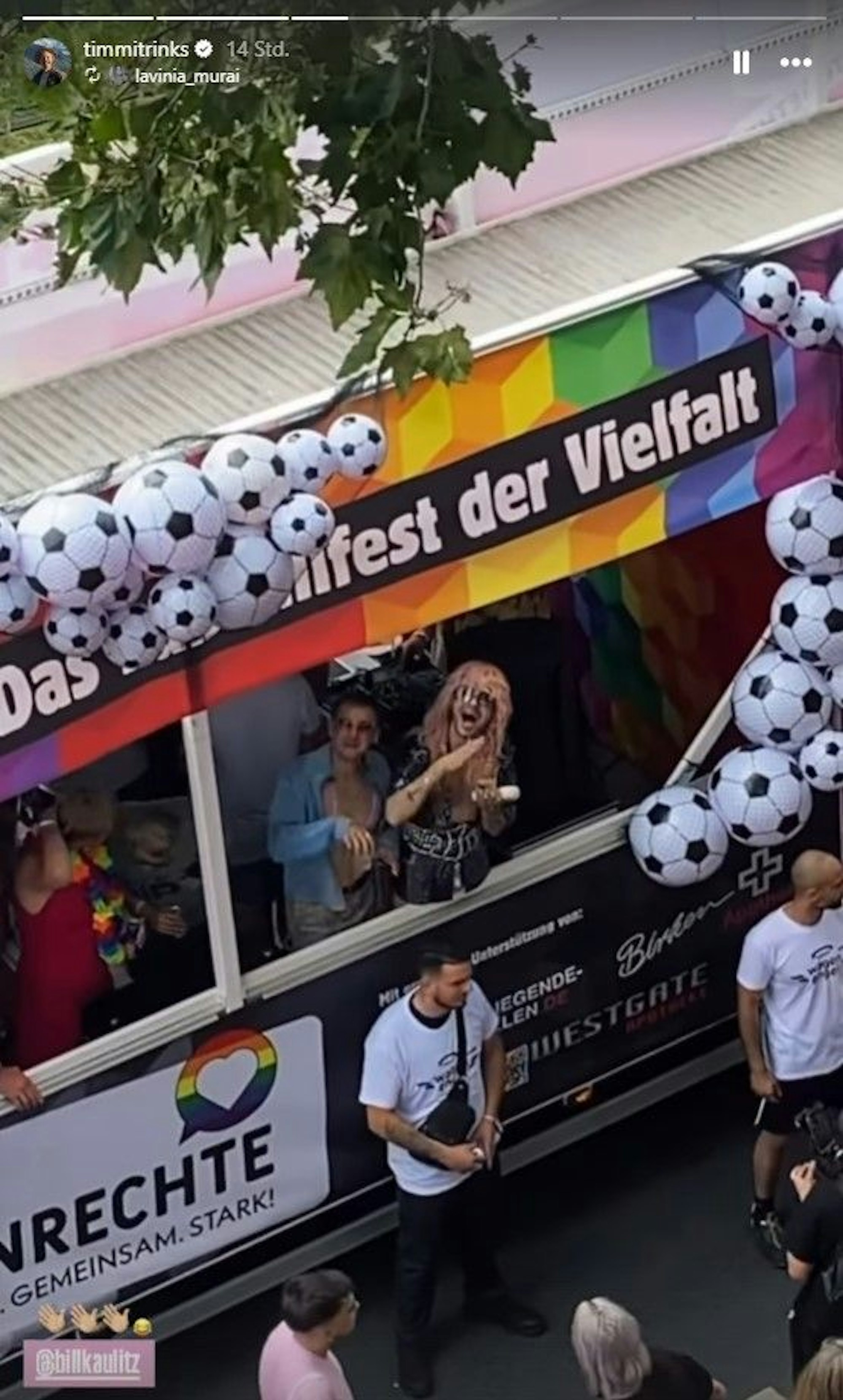 Bill Kaulitz gemeinsam mit dem Schauspieler Timmi Trinks bei der Pride-Parade während des CSD 2024 in Köln.