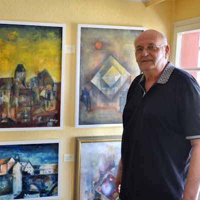 Katharina Münster und Fredy Kirchner stehen vor einigen ihrer Gemälde.