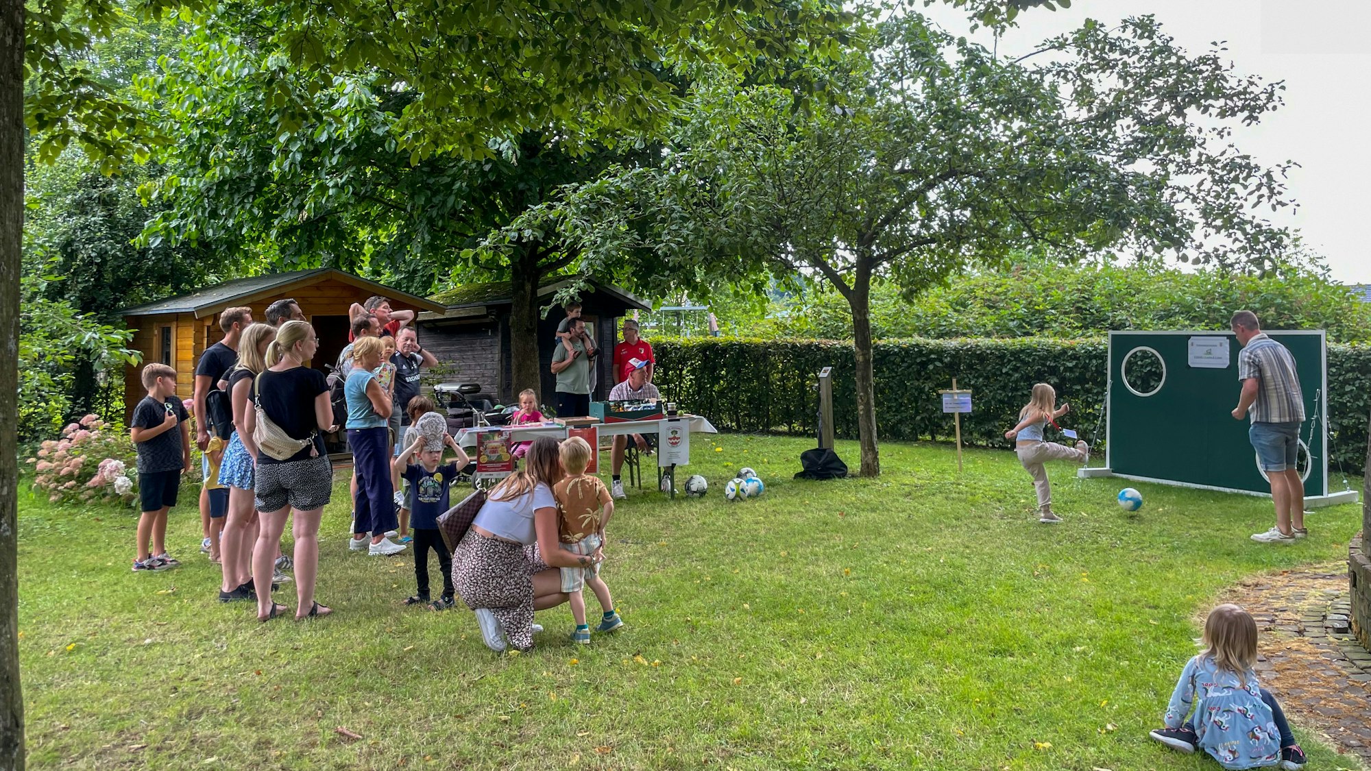 Direkt am Alten Wasserturm in Witzhelden liegt der Boule-Platz, auf dem sich die Spielgemeinschaft regelmäßig trifft. Zusammen werfen die Spieler die Metallkugeln und trainieren ihre Fähigkeiten.