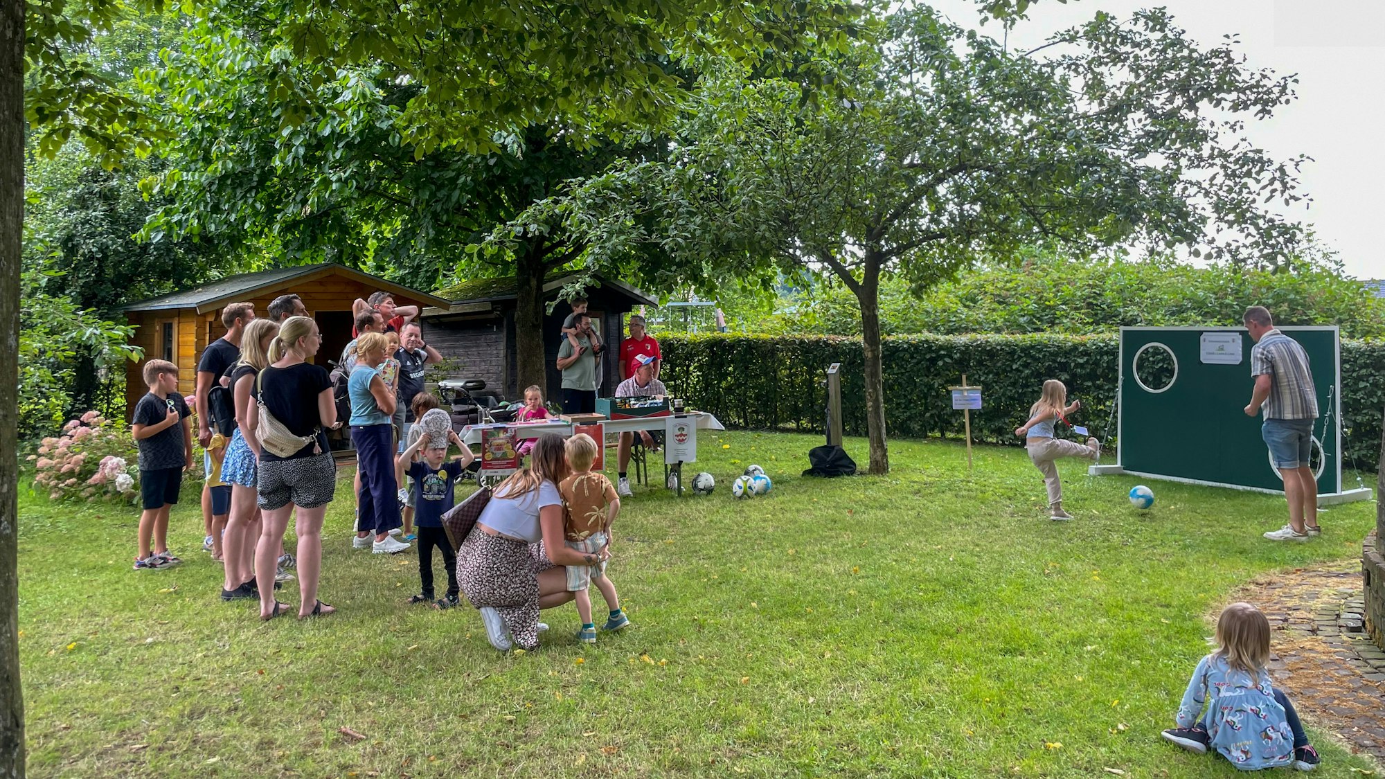 Auch Torwandschießen gehörte zu den Angeboten auf der Witzheldener Reisbreikirmes.