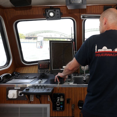 Bootsführer Jaques Elfgen steuert die „Branddirektor Hans“ auf die Hohenzollernbrücke zu.