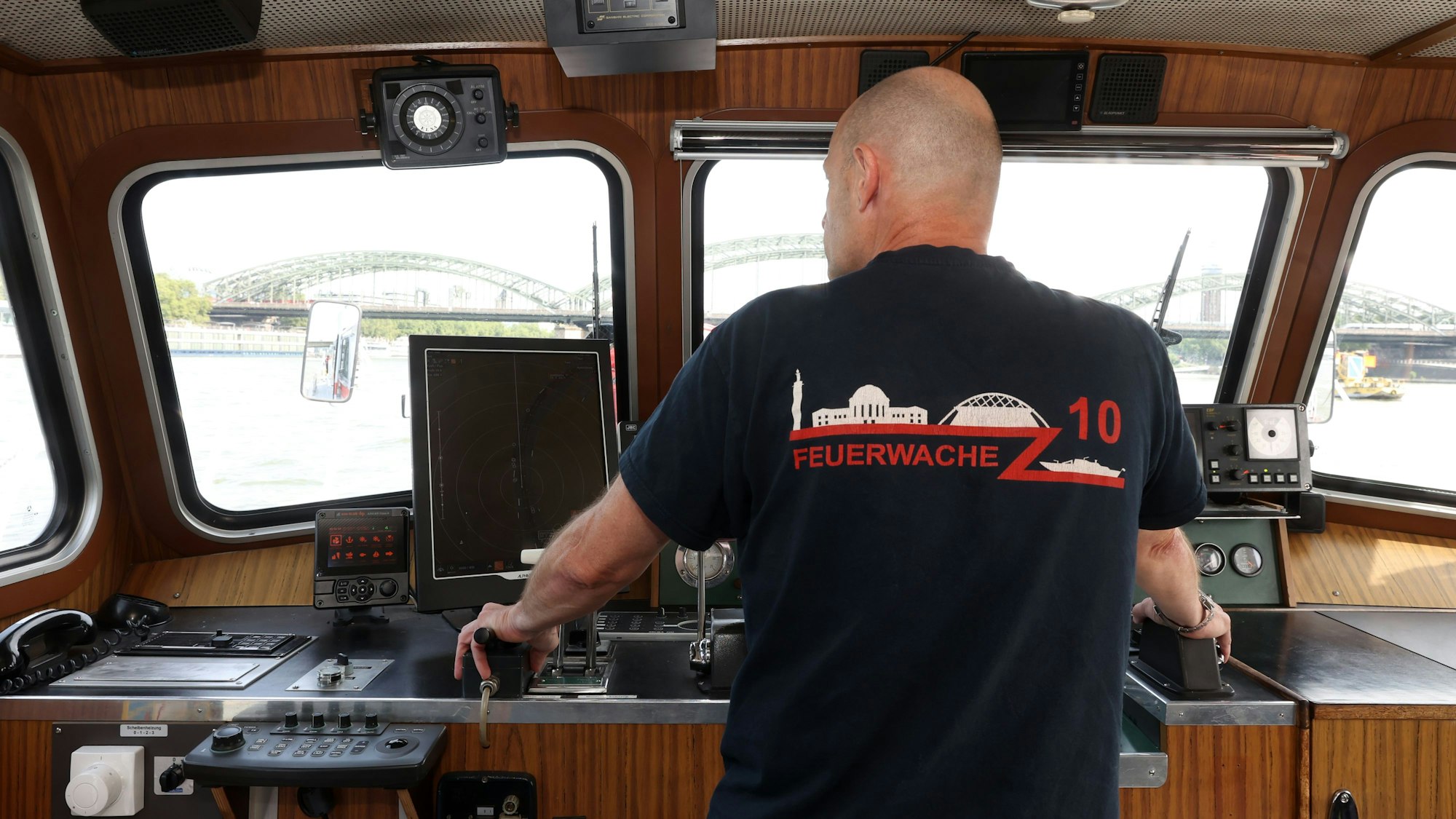 Bootsführer Jaques Elfgen steuert die „Branddirektor Hans“ auf die Hohenzollernbrücke zu.