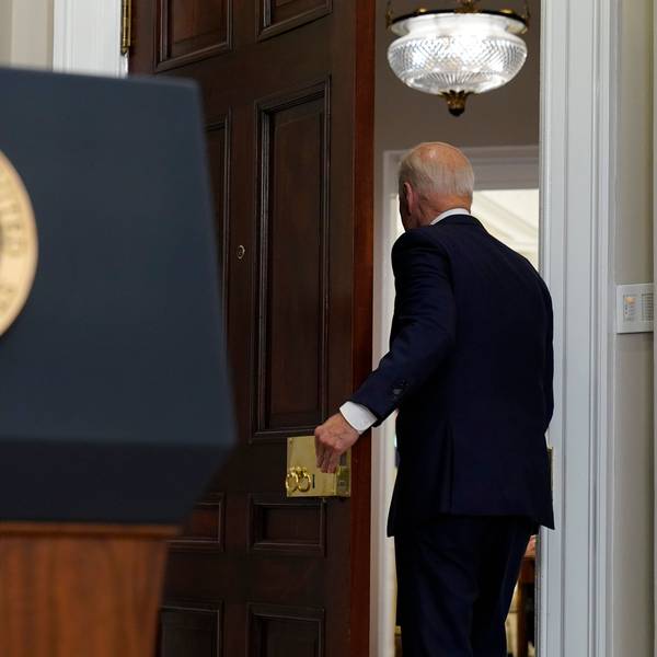 US-Präsident Joe Biden verlässt den Raum nach einer Rede im Roosevelt Room des Weißen Hauses in Washington.