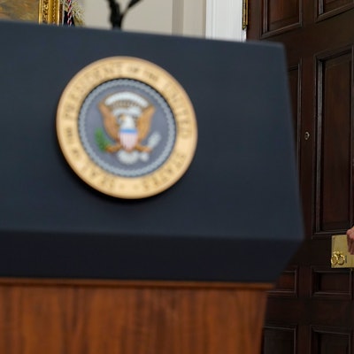 US-Präsident Joe Biden verlässt den Raum nach einer Rede im Roosevelt Room des Weißen Hauses in Washington.