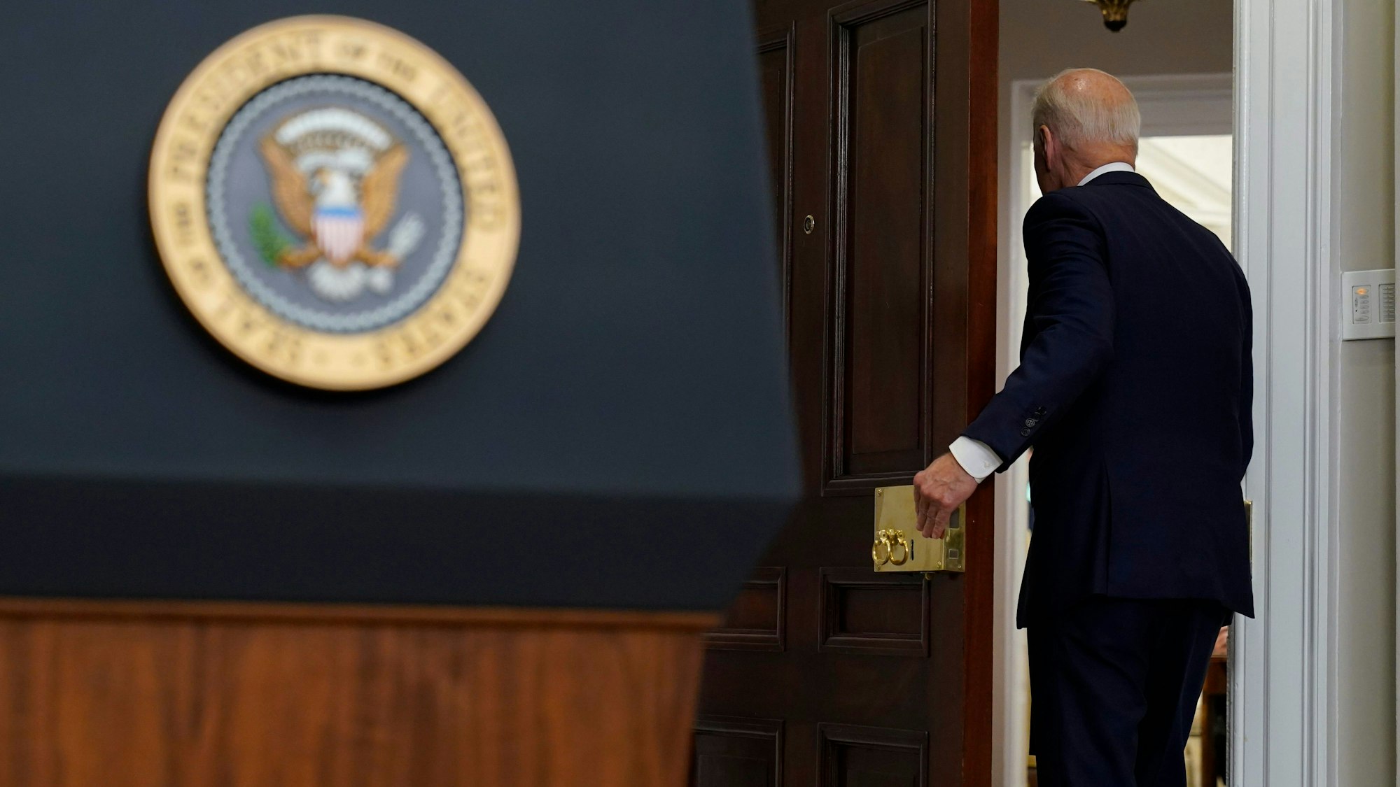 US-Präsident Joe Biden verlässt den Raum nach einer Rede im Roosevelt Room des Weißen Hauses in Washington.