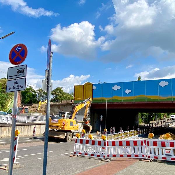 Zu sehen ist die Autobahnbrücke.