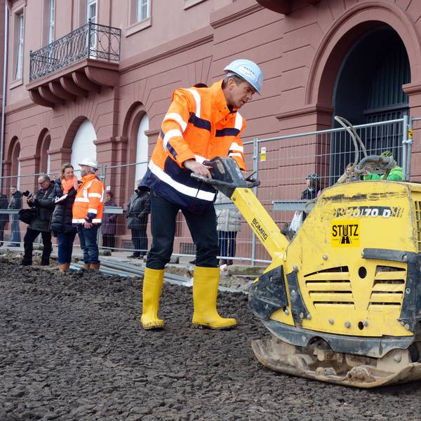EIne Rüttelmaschine im Einsatz.