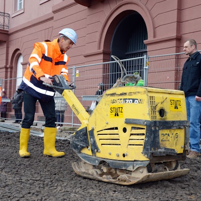 EIne Rüttelmaschine im Einsatz.