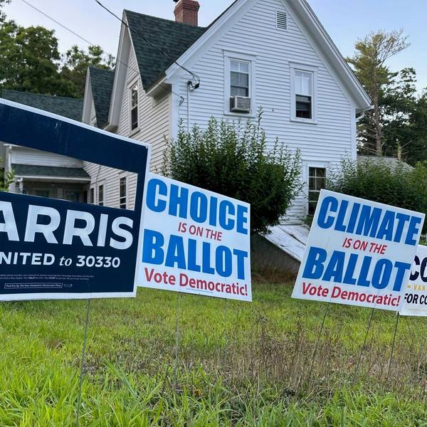 Ein Wahlkampfschild mit dem ausgeschnittenen Namen von US-Präsident
Biden steht und dem nun dominierenden Namen Harris steht vor einem Haus in den USA.