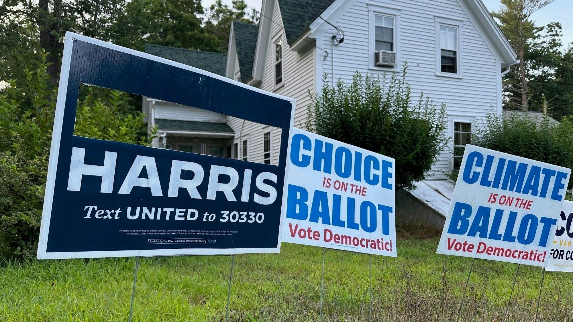 Ein Wahlkampfschild mit dem ausgeschnittenen Namen von US-Präsident
Biden steht und dem nun dominierenden Namen Harris steht vor einem Haus in den USA.