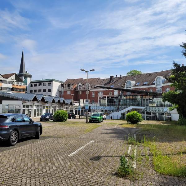 Ein Parkplatz, auf dem nur wenige Autos stehen.