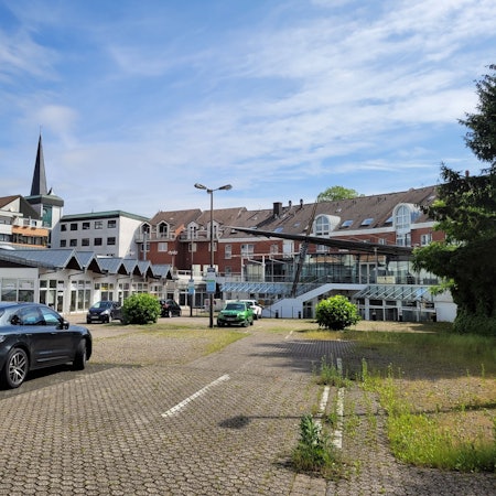 Ein Parkplatz, auf dem nur wenige Autos stehen.