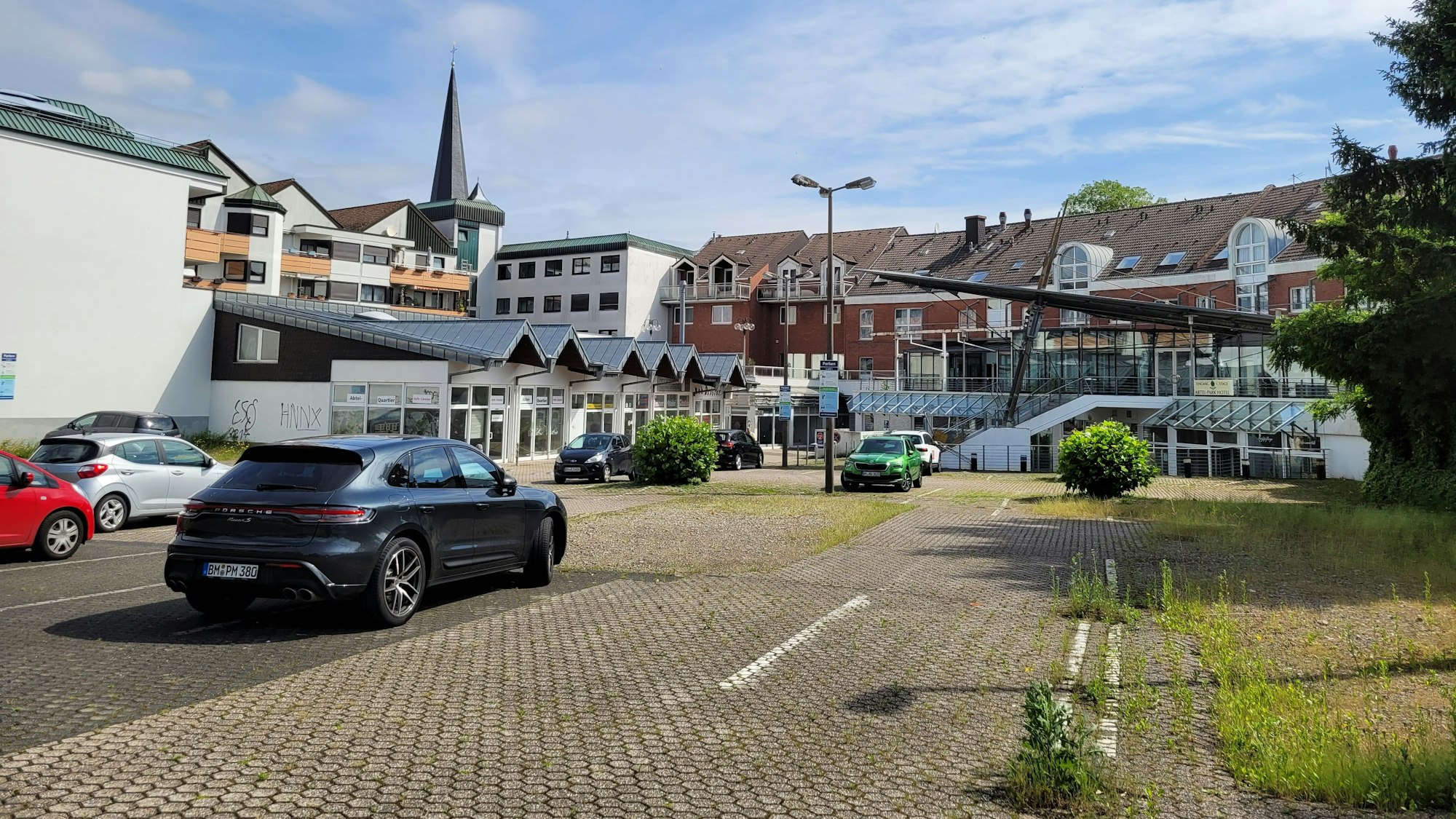 Ein Parkplatz, auf dem nur wenige Autos stehen.