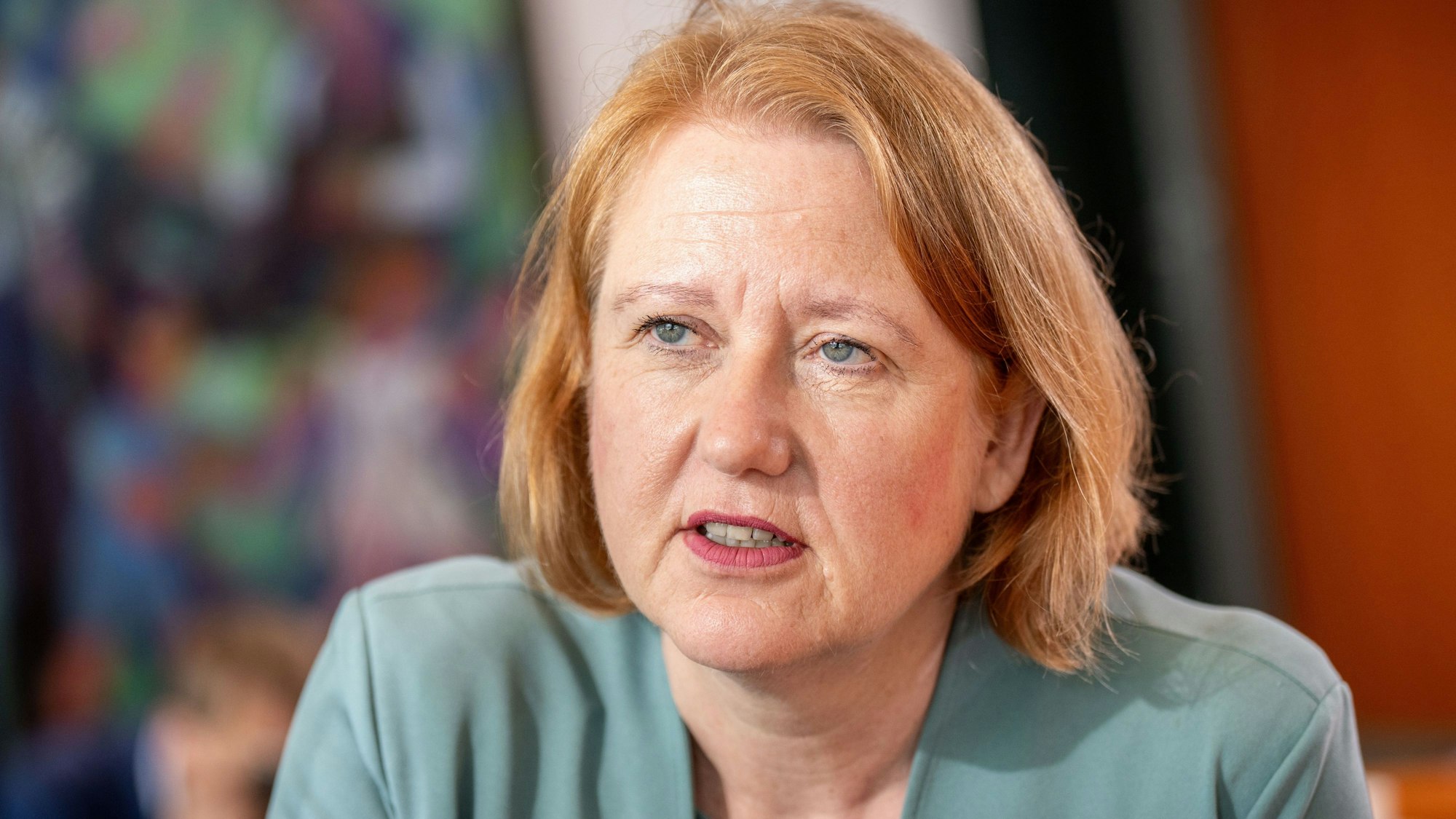 ARCHIV - 03.07.2024, Berlin: Lisa Paus (Bündnis90/Die Grünen), Bundesministerin für Familie, Senioren, Frauen und Jugend, wartet auf den Beginn der wöchentlichen Kabinettssitzung im Bundeskanzleramt.