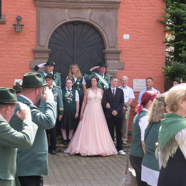 Die Bürgerkönigin mit ihrem Sohn, die Schützen salutieren.