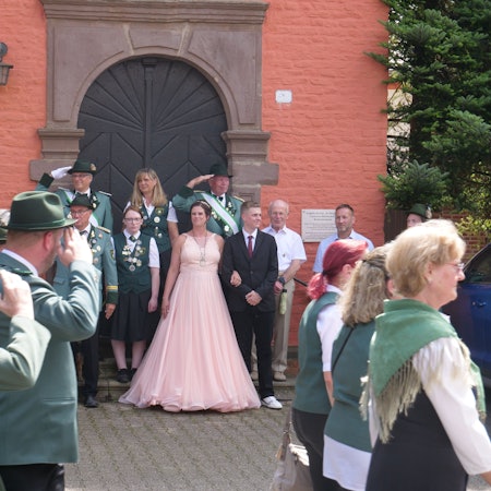 Die Bürgerkönigin mit ihrem Sohn, die Schützen salutieren.