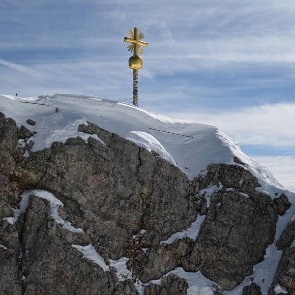 Das Gipfelkreuz der Zugspitze, Deutschlands höchstem Berg. Ein Mann aus NRW starb am Wochenende auf dem Gipfel, als ein Blitz einschlug. (Archivbild)