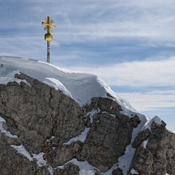 Das Gipfelkreuz der Zugspitze, Deutschlands höchstem Berg. Ein Mann aus NRW starb am Wochenende auf dem Gipfel, als ein Blitz einschlug. (Archivbild)