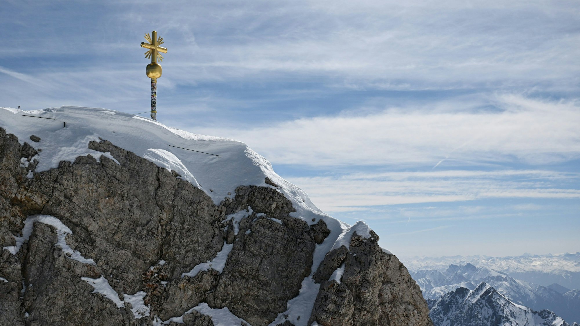Das Gipfelkreuz der Zugspitze, Deutschlands höchstem Berg. Ein Mann aus NRW starb am Wochenende auf dem Gipfel, als ein Blitz einschlug. (Archivbild)