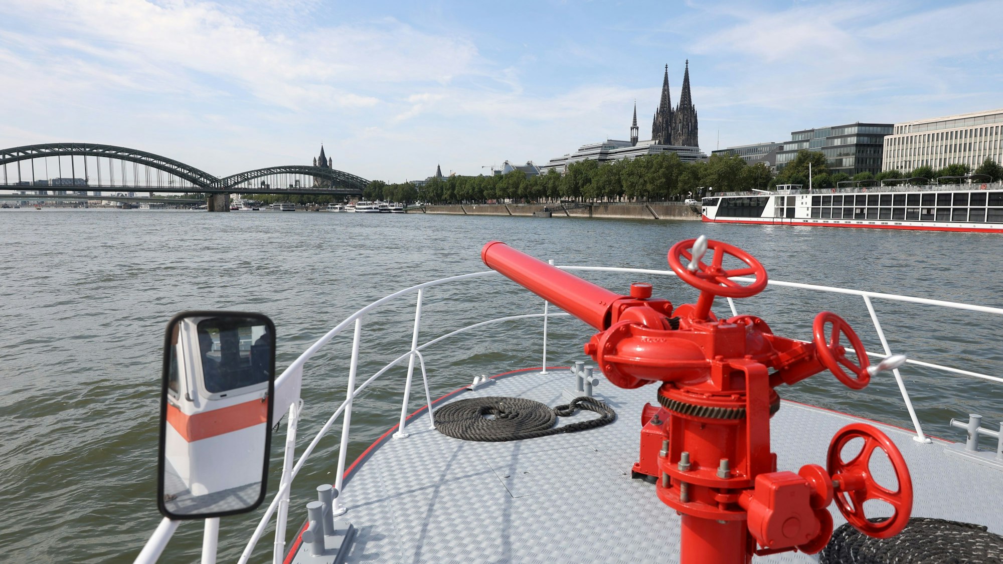 Blick auf die Wasserpumpe an Deck des Löschbootes.
