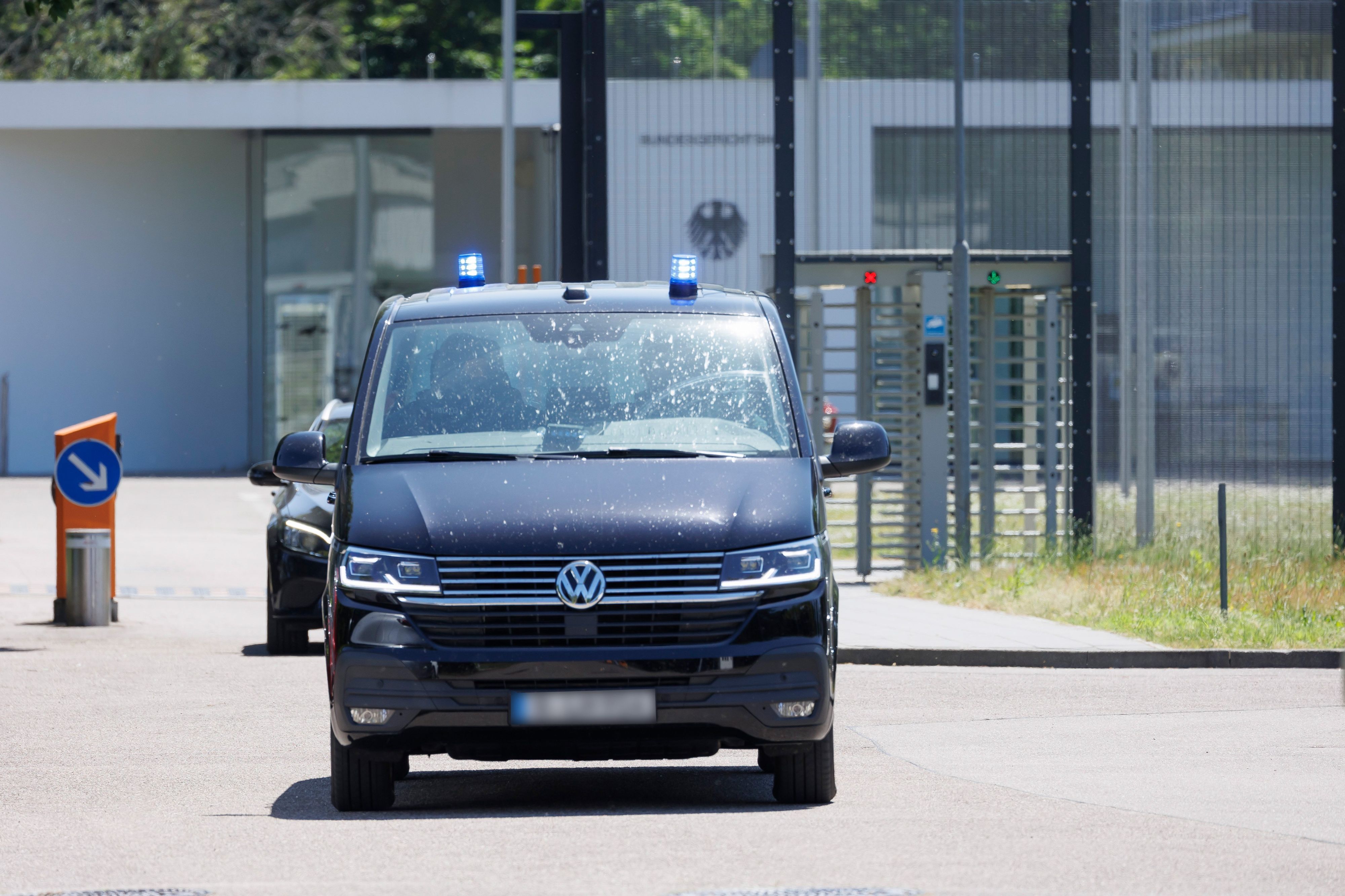 31.05.2023, Baden-Württemberg, Karlsruhe: Zivilfahrzeuge mit Blaulicht verlassen das Gelände der Dienststelle Rintheimer Querallee des Bundesgerichtshofs.