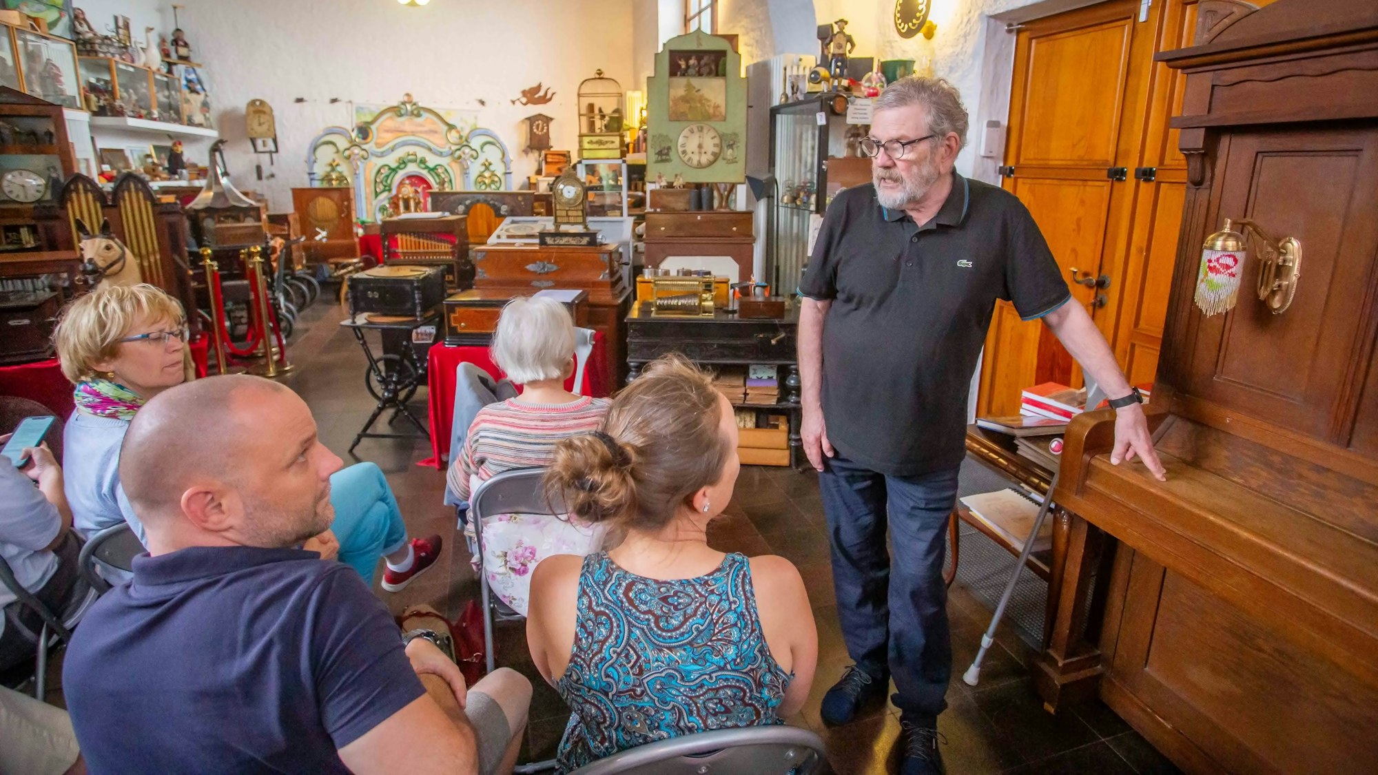 Das Foto im Drehorgelmuseum zeigt Museumsleiter Ullrich Wipper und mehrere Zuhörer.
