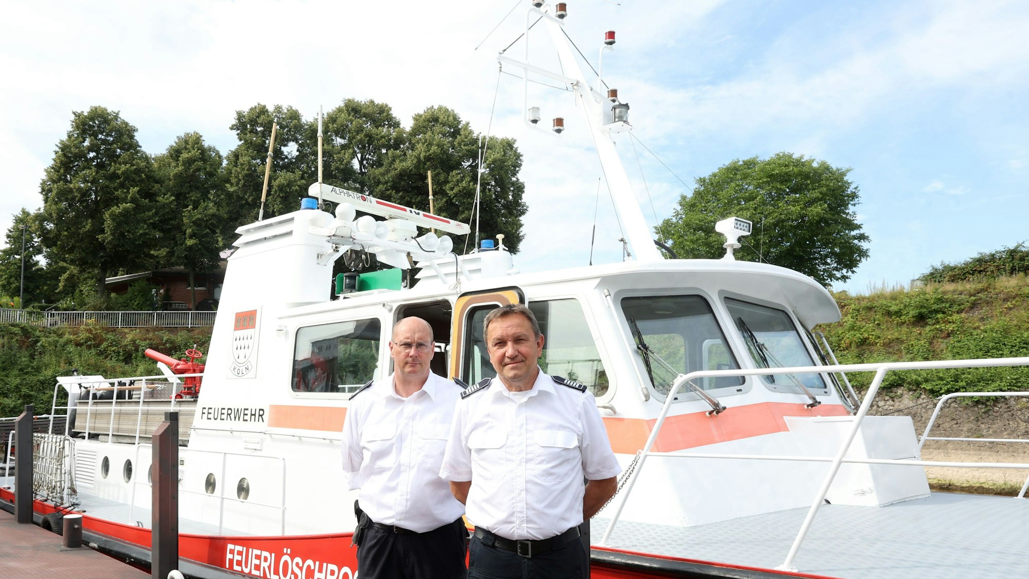 Jan Gessing, stellvertretender Wachvorsteher der Feuerwache 10 und sein Chef Manfred Fiß vor der „Brandmeister Hans“ an der Mole in Poll.