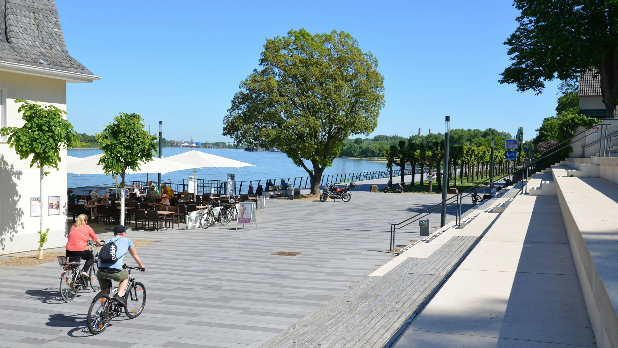 Zu sehen ist eine Freitreppe am Ufer eines Flusses.