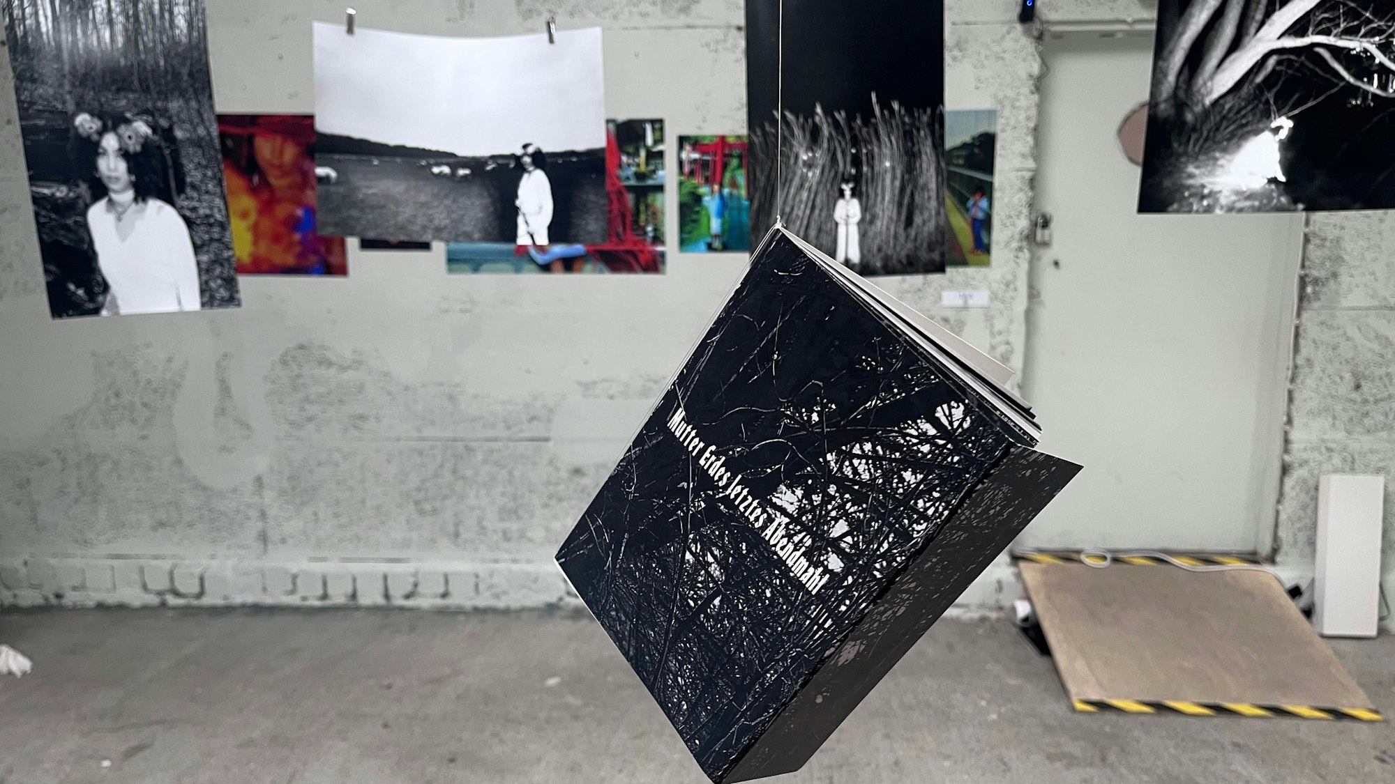 Zwölf junge Kunstschaffende stellten ihre Werke in der Arty Farty Gallery in Ehrenfeld aus.