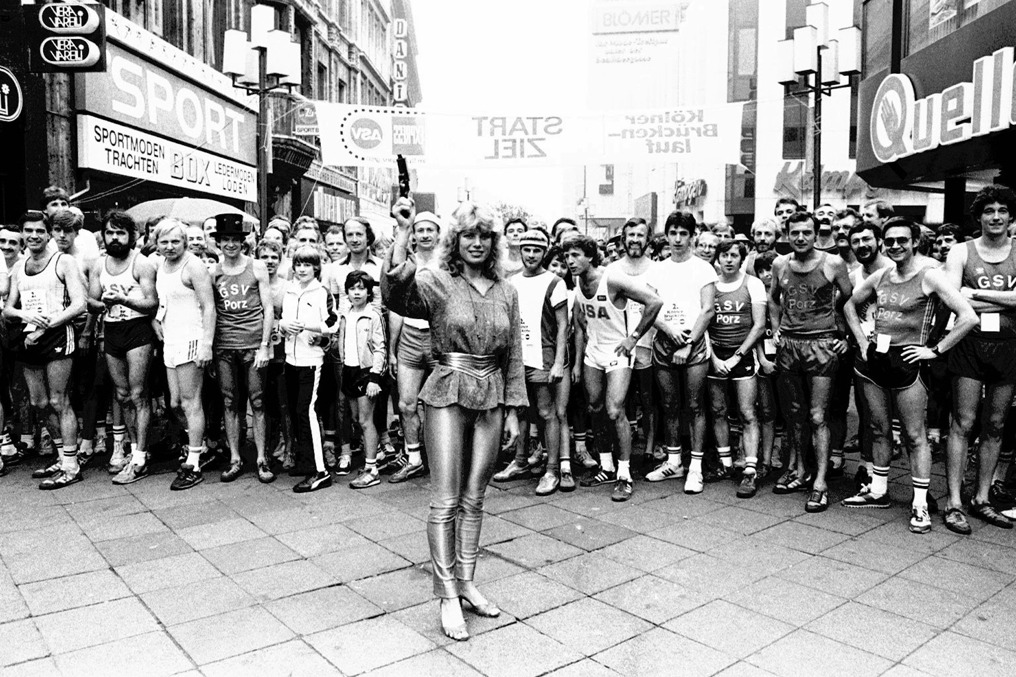 Schwarz-weiß-Foto, Läufer warten auf den Start