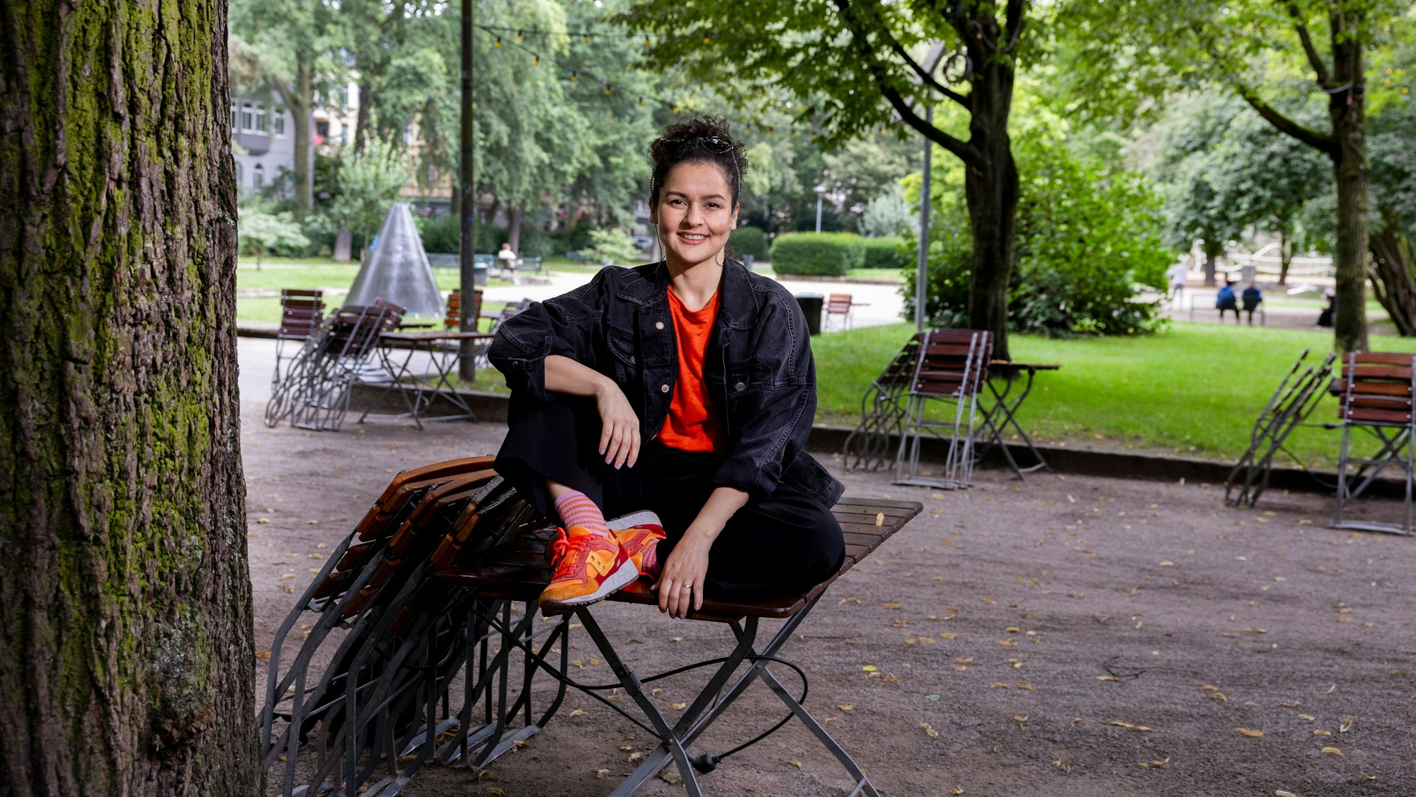 Die Schauspielerin Naghme Alaei auf dem Rathenauplatz, ihrem Lieblingsplatz.
Foto: Michael Bause