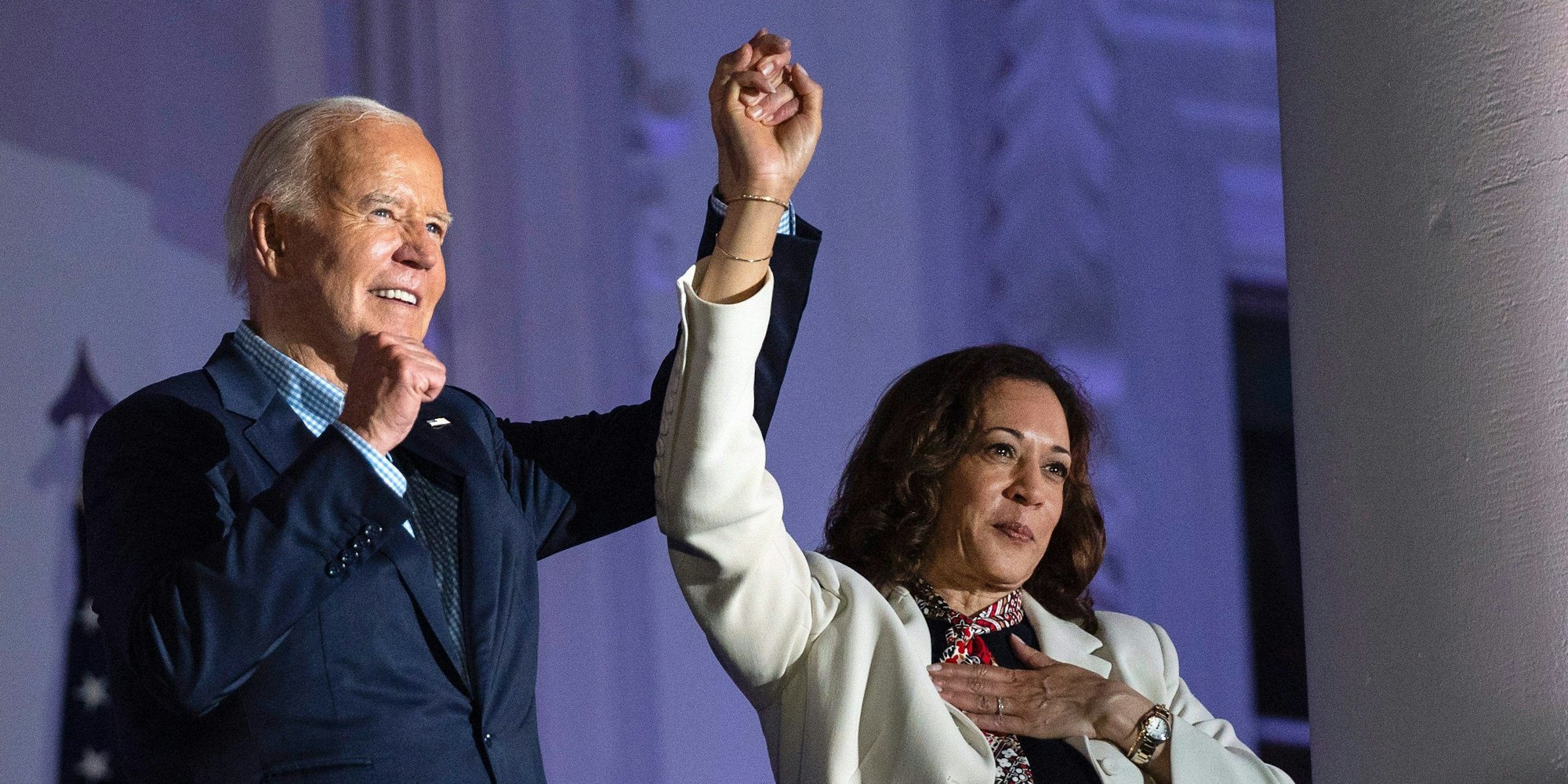 US-Präsident Joe Biden hebt die Hand von US-Vizepräsidentin Kamala Harris, nachdem er vom Balkon des Weißen Hauses aus das Feuerwerk zum Unabhängigkeitstag über der National Mall betrachtet hat.