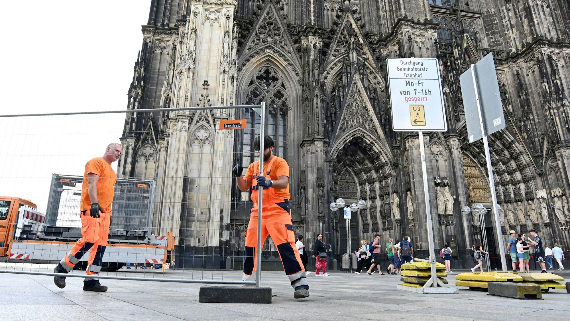 Teile der Domplatte werden ab heute werktags zwischen sieben und 16 Uhr für Passanten gesperrt.