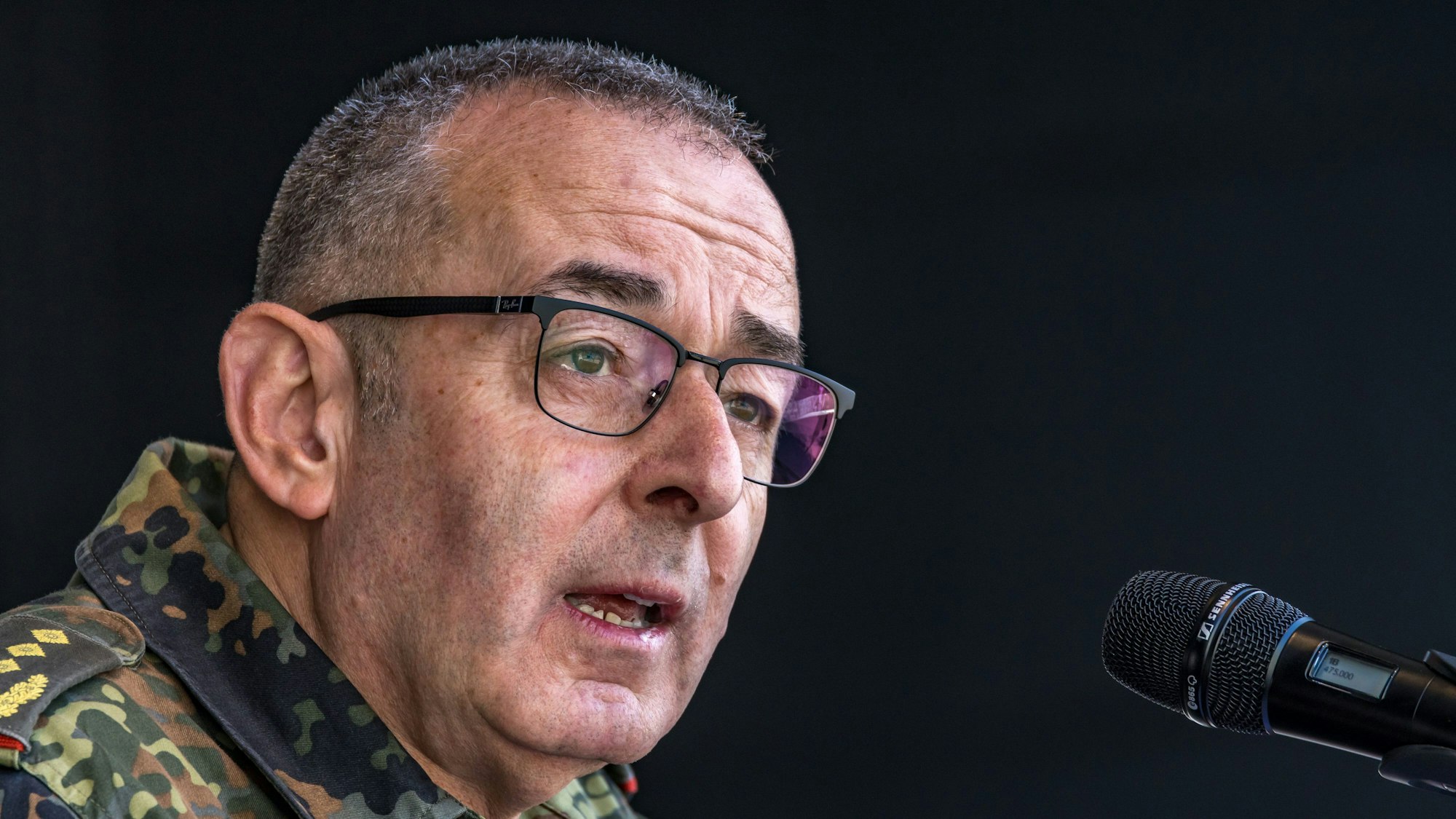 Carsten Breuer, Generalinspekteur der Bundeswehr, spricht zur Eröffnung beim Tag der Bundeswehr am Standort Holzdorf.