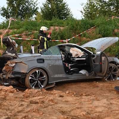 Ein zerstörtes Cabrio im Graben.
