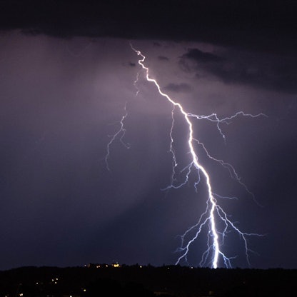 Ein Blitz entlädt sich während eines Gewitters.