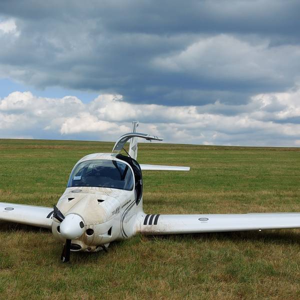 Das Bild zeigt das Flugzeug nach der Notlandung in Wershofen.