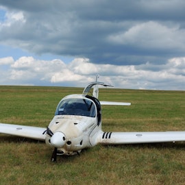 Das Bild zeigt das Flugzeug nach der Notlandung in Wershofen.