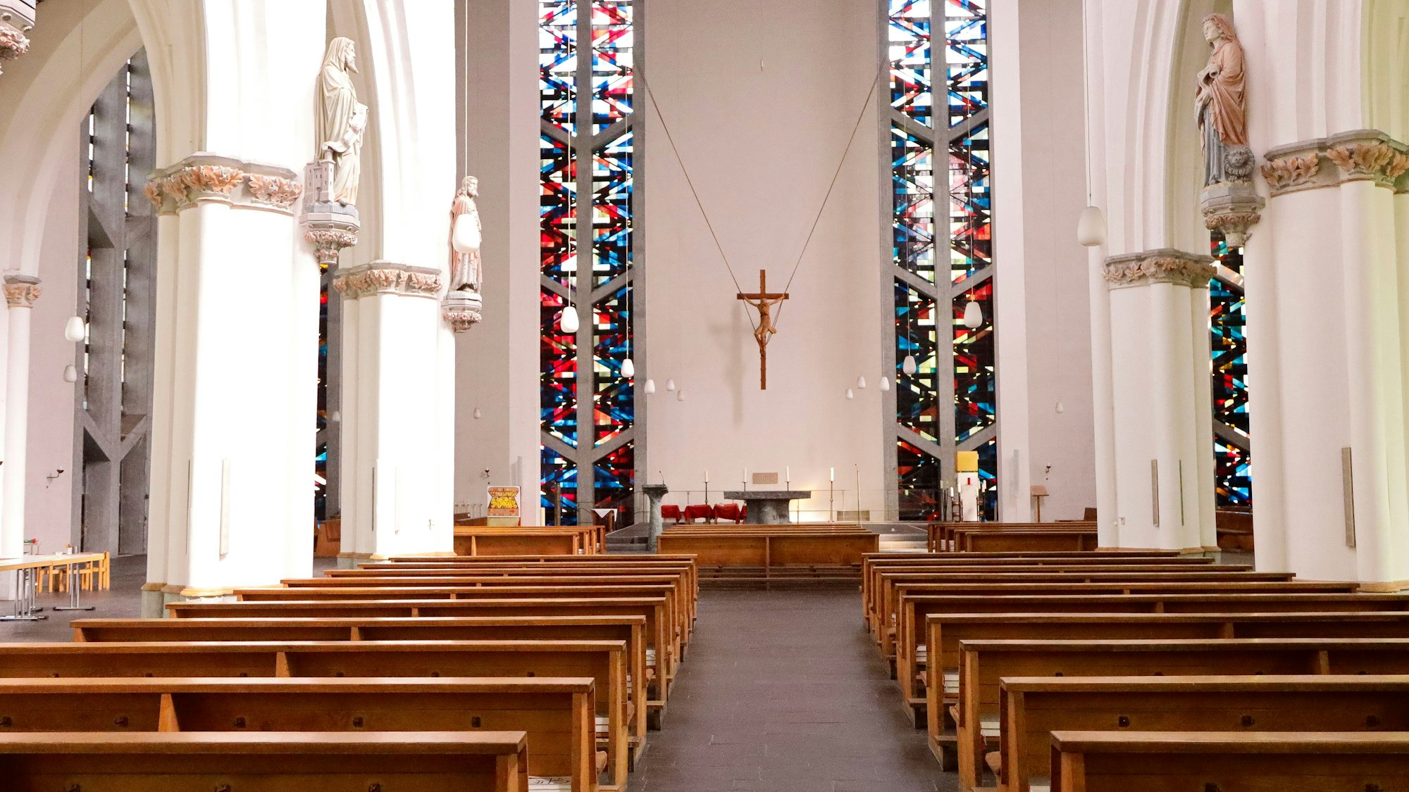 Blick in die Liebfrauenkirche, Bankreihen an den Seiten und in der Mitte hinten der Altar.