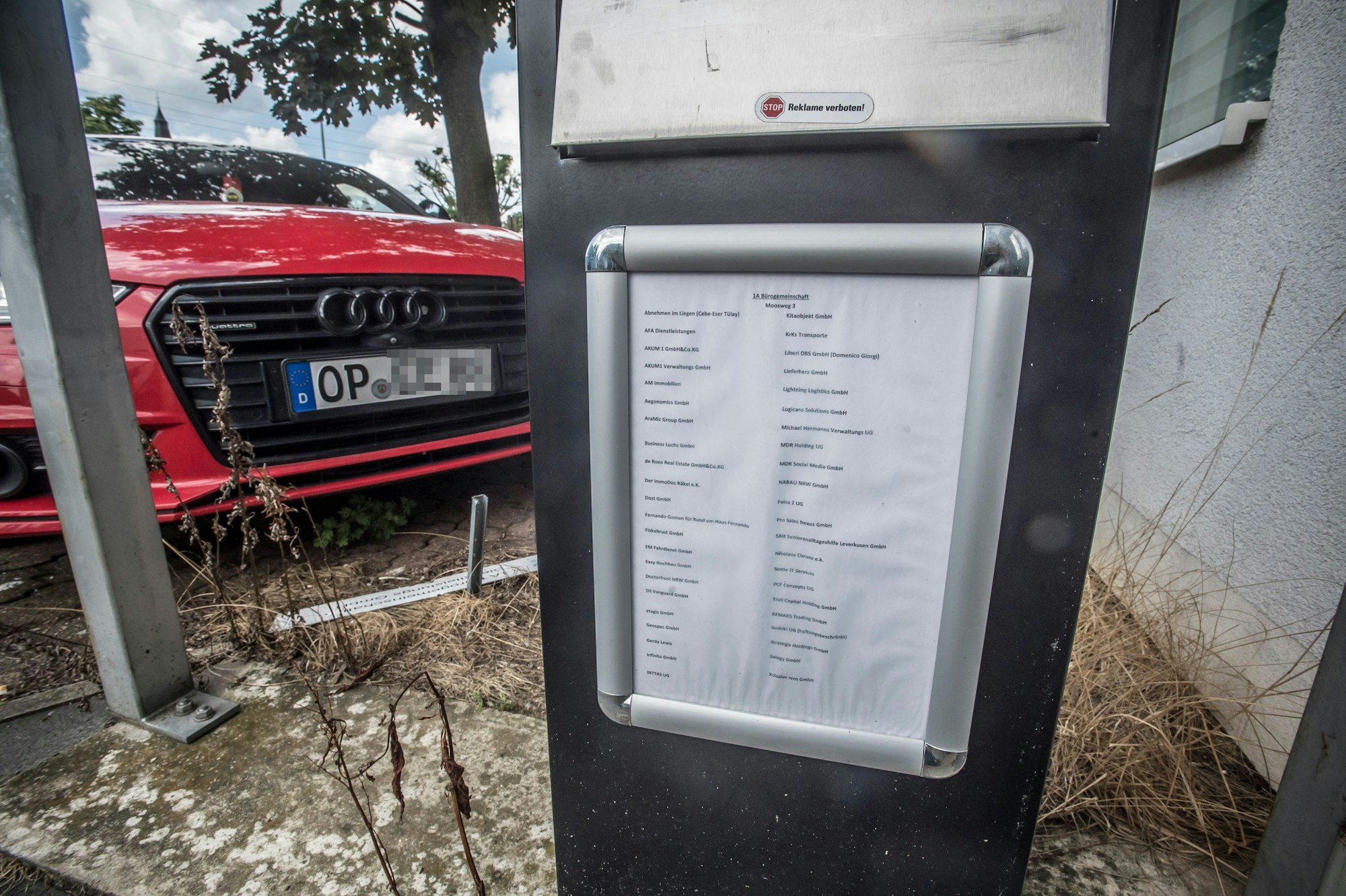 44 Firmensitze auf dem Schild vor einem Gebäude am Moosweg