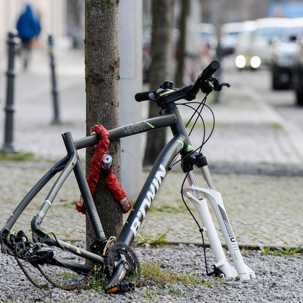 Reifen und Sattel eines Fahrrads sind vom angeschlossenen Rahmen abmontiert worden.
