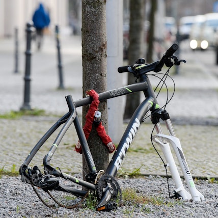 Reifen und Sattel eines Fahrrads sind vom angeschlossenen Rahmen abmontiert worden.