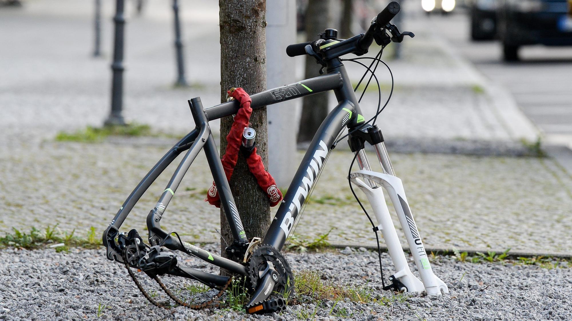 Reifen und Sattel eines Fahrrads sind vom angeschlossenen Rahmen abmontiert worden.