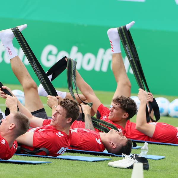Stabilisierungsübungen des 1. FC Köln im Trainingslager in Bad Waltersdorf.
