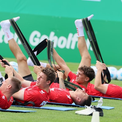 Stabilisierungsübungen des 1. FC Köln im Trainingslager in Bad Waltersdorf.
