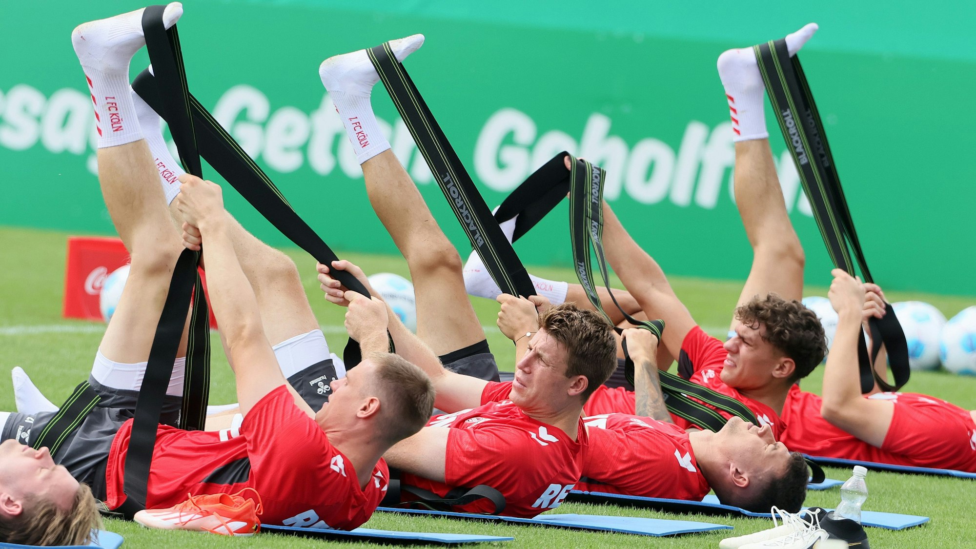 Stabilisierungsübungen des 1. FC Köln im Trainingslager in Bad Waltersdorf.