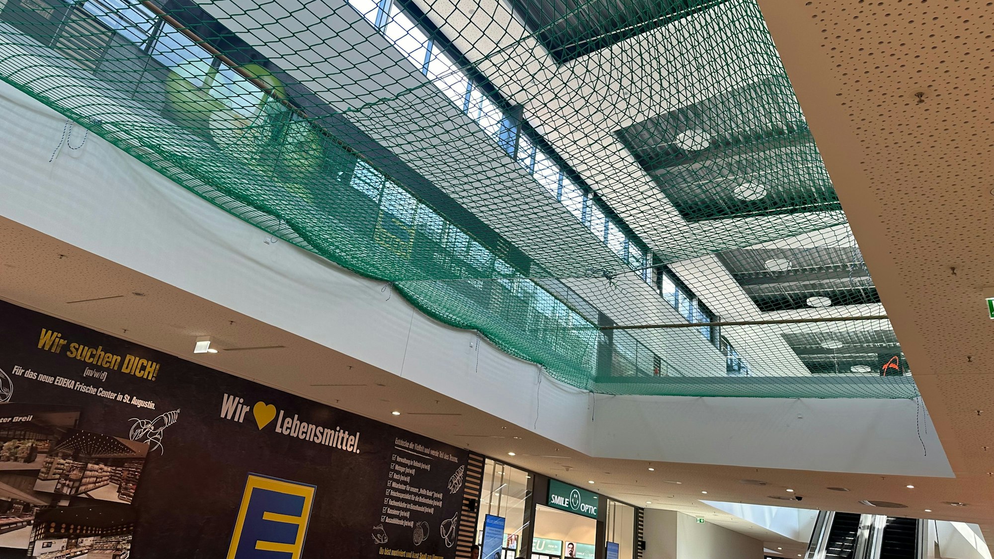 Ein grünes Sicherungsnetz soll Handwerker bei einem Absturz auffangen.