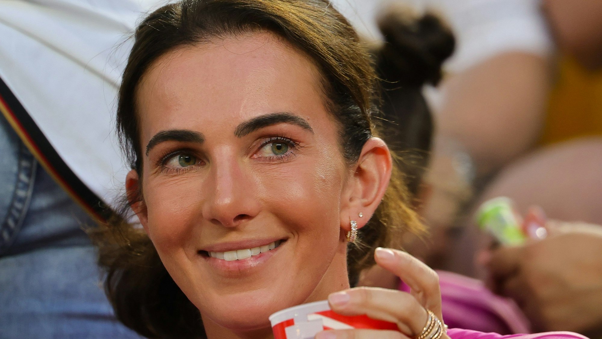 Lisa Müller, Frau von Thomas Müller, auf der Tribüne bei der EM.