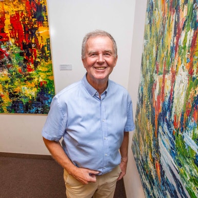 Ein bunter Farbenrausch sind die Bilder von Uwe Gieschen.